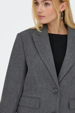 Abrigo corto tipo blazer