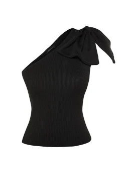 Blusa con lazo y una sola manga