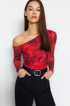 Blusa escote asim&eacute;trico entallada