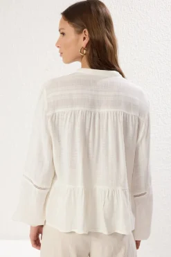 Blusa flu&iacute;da botones