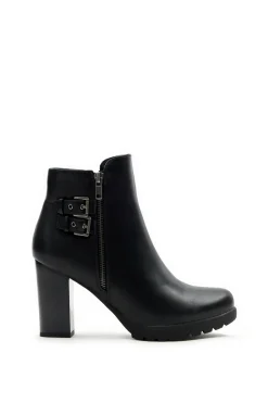 Botines altos con hebillas
