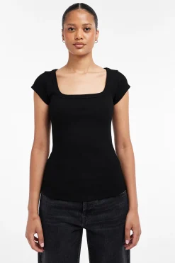Camiseta cuello cuadrado