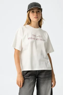 Camiseta estampada con aplique