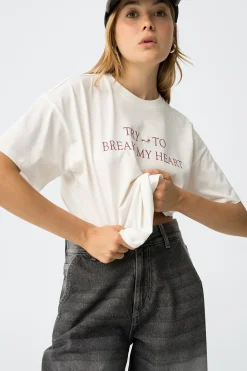 Camiseta estampada con aplique