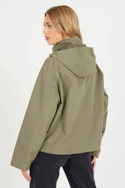 Chaqueta corta con capucha