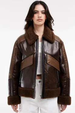 Chaqueta efecto piel combinada.