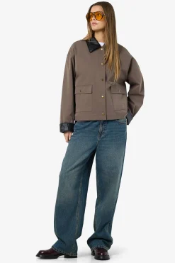 Chaqueta ligera contraste