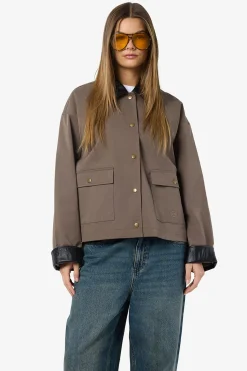 Chaqueta ligera contraste