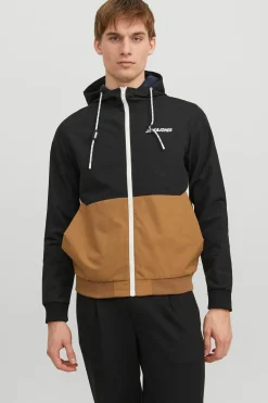 Chaqueta ligera t&eacute;cnica con capucha