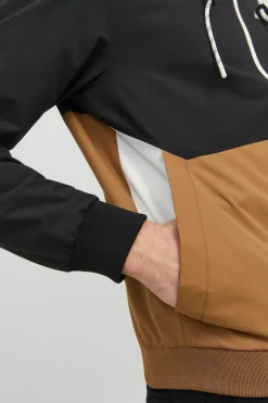 Chaqueta ligera t&eacute;cnica con capucha