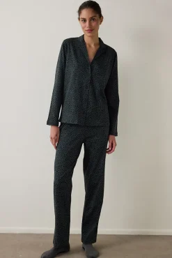 Conjunto de camisa y pantal&oacute;n de manga larga con estampado de leopardo oscuro