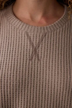 Conjunto de pijama t&eacute;rmico de manga larga con cuello redondo y efecto waffle en color moca