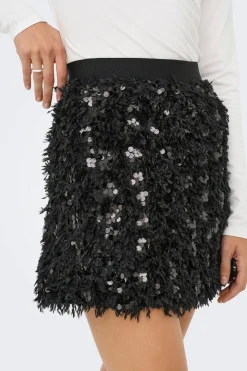 Falda corta de plumas y lentejuelas