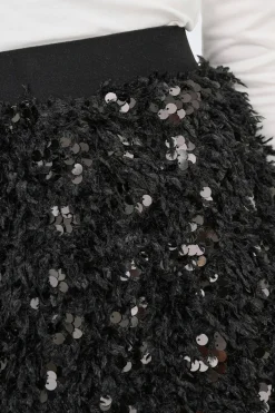 Falda corta de plumas y lentejuelas