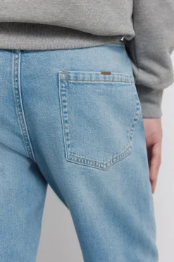 Jeans lavado medio claro regular fit