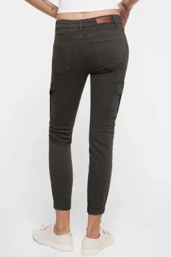 Pantal&oacute;n cargo slim fit