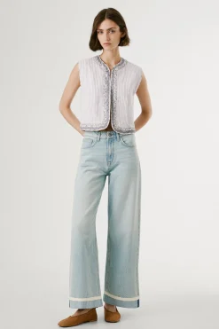 Pantal&oacute;n denim wide leg con detalle en el bajo