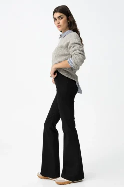 Pantal&oacute;n flare