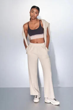 Pantal&oacute;n recto ancho canal&eacute; beige