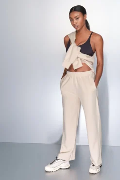 Pantal&oacute;n recto ancho canal&eacute; beige