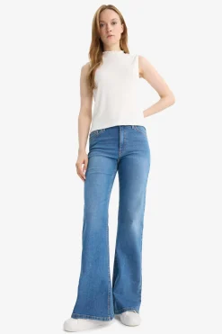 Pantal&oacute;n vaquero acampanado