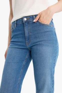 Pantal&oacute;n vaquero acampanado
