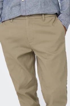 Pantalon chino de hombre slim fit.
