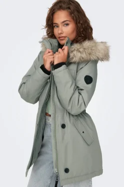Parka con capucha con pelo