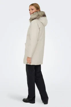 Parka con capucha con pelo