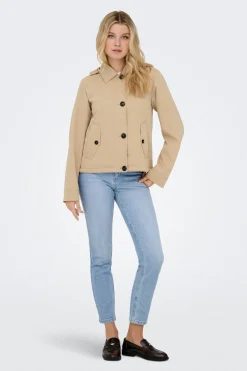 Parka corta con capucha