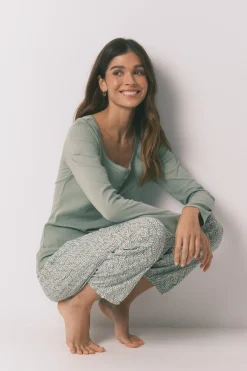 Pijama largo algod&oacute;n estampado flores verde