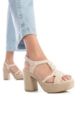 Sandalia estilo macram&eacute; tac&oacute;n