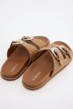 Sandalia piel tachuelas
