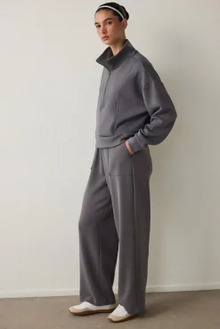 Sudadera con media cremallera y tacto sedoso.