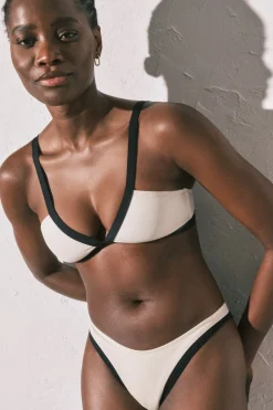 Top bikini triangular blanco semi brillante