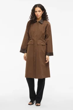 Trench largo con cuello y pu&ntilde;os de polipiel