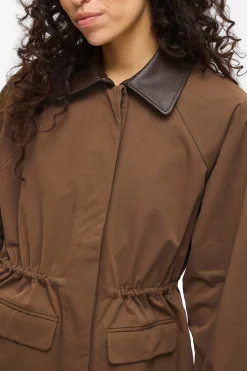 Trench largo con cuello y pu&ntilde;os de polipiel