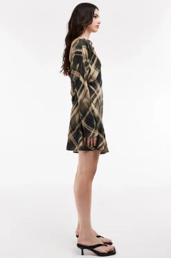 Vestido corto de manga larga.