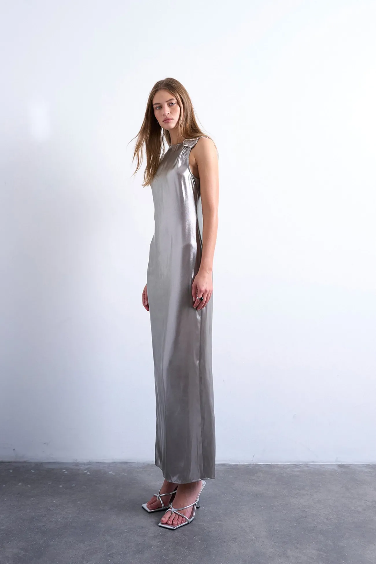 Vestido largo con hebilla metalica en el hombro