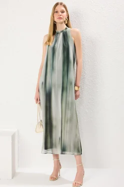 Vestido maxi flu&iacute;do