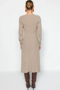 Vestido midi con escote coraz&oacute;n