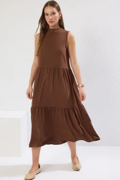 Vestido midi recto sin mangas