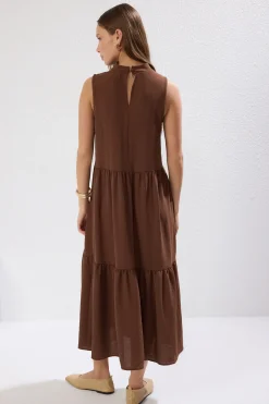 Vestido midi recto sin mangas