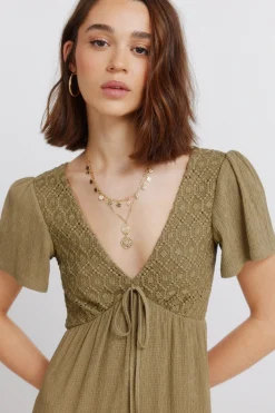 Vestido midi volantes