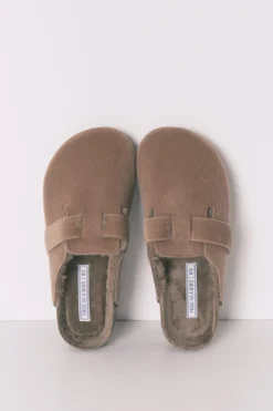 Zapatillas casa tipo zueco marrón