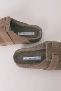 Zapatillas casa tipo zueco marr&oacute;n