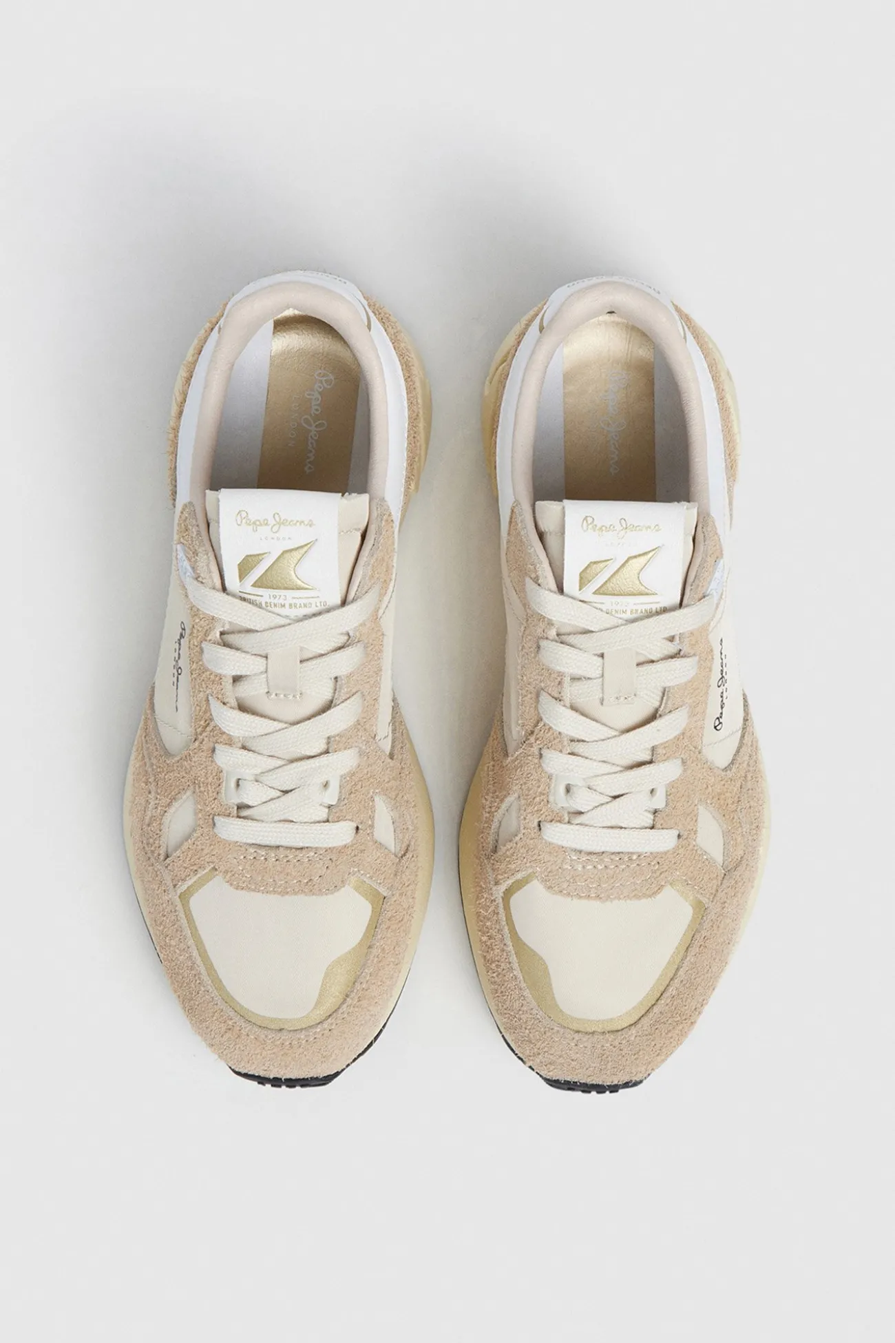 Zapatillas Con Detalles En Ante